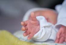 Γεννήθηκε το πρώτο μωρό στη Βρετανία με μεταμόσχευση μήτρας από νεκρή δότρια