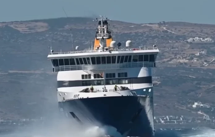 Εντυπωσιακό video με το Blue Star Naxos να δίνει μάχη με τα κύματα παρά το απαγορευτικό