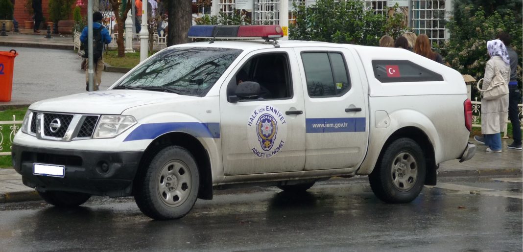 Nissan_Navara_D40_-_Turkish_Police_car_-_Istanbul