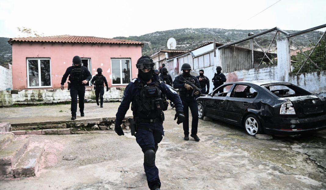 ΕΠΙΧΕΙΡΗΣΗ ΤΗΣ ΕΛ.ΑΣ ΣΕ ΚΑΤΑΥΛΙΣΜΟΥΣ ΡΟΜΑ ΣΤΗΝ ΔΥΤ. ΑΤΤΙΚΗ(ΜΙΧΑΛΗΣ ΚΑΡΑΓΙΑΝΝΗΣ/EUROKINISSI)