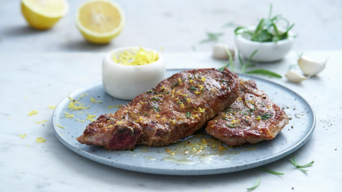 Μπριζόλες χοιρινές (λαιμού) με σκόρδο, λεμόνι και δεντρολίβανο, στο τηγάνι