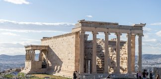 Βίντεο-ντροπή στην Ακρόπολη: Τσακώνονται εργάτες με υπάλληλο μπροστά σε τουρίστες