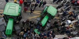 Εκτεθειμένη η ΕΛ.ΑΣ – Άφησαν τον υφυπουργό έρμαιο των εξαγριωμένων αγροτών ενώ γνώριζαν!