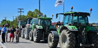 Αγρότες από τη Θεσσαλία απέκλεισαν τον Ε-65: «Φτάνει πια η κοροϊδία, έχουμε φτάσει στο αμήν»