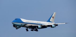 Παρά τρίχα σύγκρουση του Air Force One: Απίστευτοι διάλογοι – «Αφήστε το iPad!»
