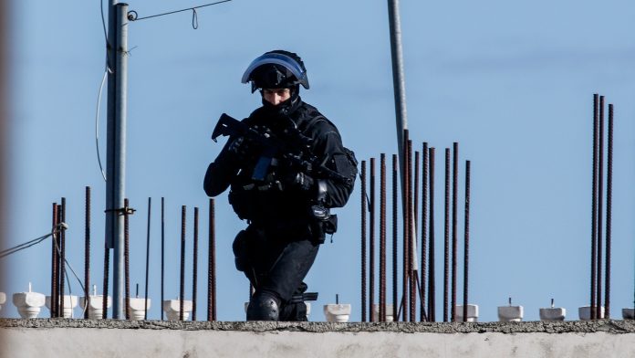 Αναβρασμός στις κοινότητες των Ρομά για την παρουσία αστυνομικών στους καταυλισμούς: «Είμαστε έτοιμοι να μπούμε στα λεωφορεία για το Σύνταγμα»