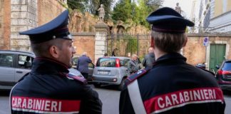 Νάπολη: Μαφιόζοι παρέδωσαν σε ιερέα μια σφαίρα μετά τη λειτουργία