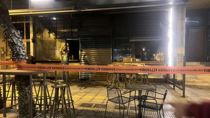 Εμπρηστική επίθεση με γκαζάκια σε καφετέρια στην Καλλιθέα τα ξημερώματα