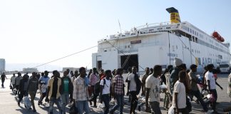 Μεταναστευτικό Κρήτη: «Έκρηξη» ροών – «Ασφυξία» στην Αγυιά, βιαιοπραγίες μεταξύ μεταναστών