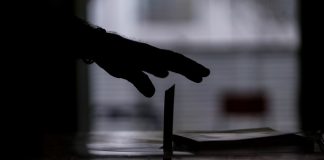 Pulse: Οριακά κέρδη ΝΔ μετά τη ΔΕΘ, διχασμένοι οι πολίτες για τα μέτρα