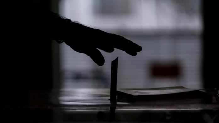 Pulse: Οριακά κέρδη ΝΔ μετά τη ΔΕΘ, διχασμένοι οι πολίτες για τα μέτρα