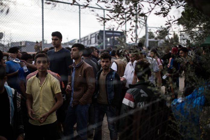 Χίος: Δεκάδες αλλοδαποί πανηγυρίζουν μετά την ανακοίνωση ότι έλαβαν άσυλο