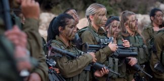 Γυναίκα στρατιώτης των IDF κάνει live και βομβαρδίζεται on air – Δείτε βίντεο
