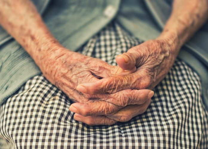 Άγρια κακοποίηση 89χρονης σε οίκο ευγηρίας καταγγέλλει ο εγγονός της – «Η γιαγιά σήμερα θα ζούσε»