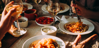 Αντιδράσεις στη Γερμανία για Ιταλό εστιάτορα που κάλεσε τους πελάτες του να μοιράζονται ισομερώς τον λογαριασμό