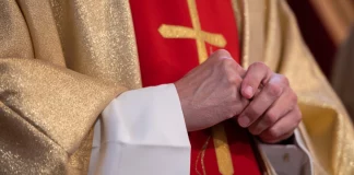 Πολωνός ιερέας ομολόγησε σεξουαλική κακοποίηση παιδιών στο Παρίσι – 14 θύματα ζητούν αποζημίωση