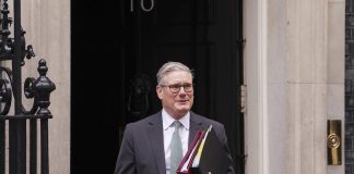 Το παιχνίδι των «10 μικρών νέγρων» συνεχίζεται – Τρίζει τώρα η καρέκλα του Στάρμερ στη Βρετανία