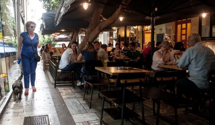 Ο «φραπές» του ΟΠΕΚΕΠΕ έπινε τον… καφέ του στο Κολωνάκι