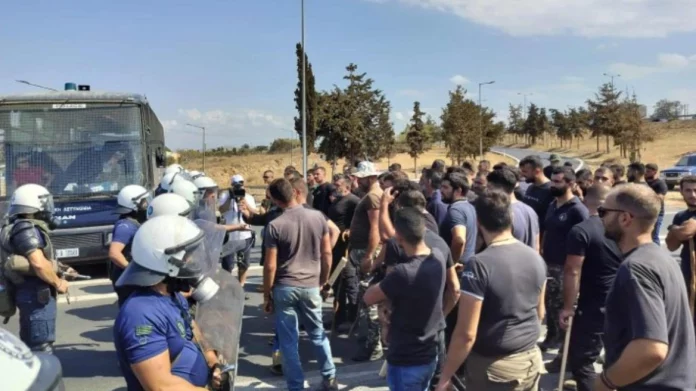 Συγκέντρωση των κτηνοτρόφων στον κόμβο του αεροδρομίου Ηρακλείου – «Μπλόκο» της ΕΛΑΣ στην περιοχή, δείτε φωτογραφίες