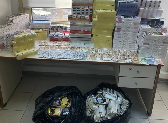 Θεσσαλονίκη: 54χρονος έκρυβε στο σπίτι του 2.800 πακέτα λαθραία τσιγάρα και 18 κιλά λαθραίο καπνό
