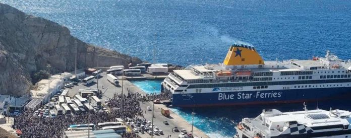 Σαντορίνη: Καταγγελίες για το χάος και τις ουρές στο λιμάνι