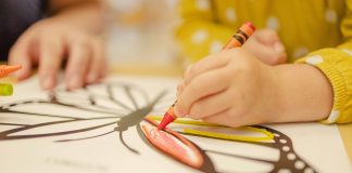 Σκάνδαλο σε νηπιαγωγείο: Ζητούσαν χιλιάδες δολάρια από γονείς για… τις ζωγραφιές των παιδιών