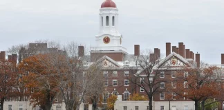 Πρώτη δικαστική νίκη για το Χάρβαρντ: Η κυβέρνηση Τραμπ μπλόκαρε παράνομα 2 δισεκατομμύρια δολάρια από το πανεπιστήμιο