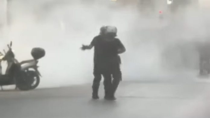 Πάτρα: Άνδρας των ΜΑΤ έριξε… σφαλιάρα σε συνάδελφό του – (VIDEO)