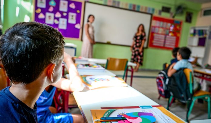 Το 23% των εκπαιδευτικών βγήκαν σε άδεια με το καλημέρα – Πώς δικαιολογεί το Υπ. Παιδείας τα κενά στα σχολεία