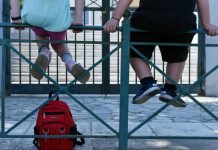 Μαχαίρωσαν 13χρονο έξω από δημοτικό σχολείο στη Νέα Σμύρνη
