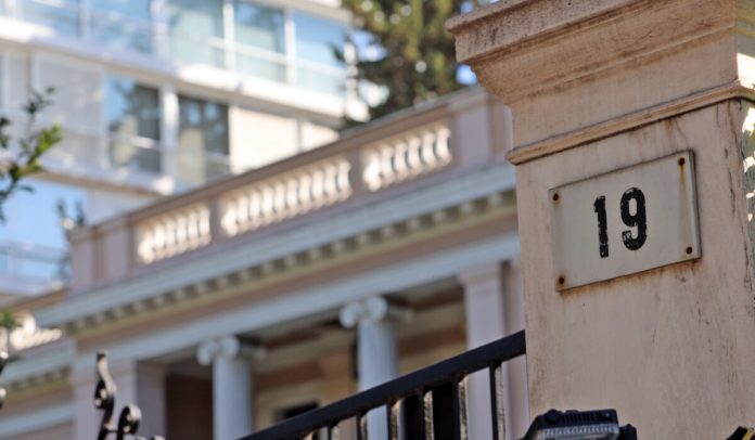 Οι τέσσερις «πονοκέφαλοι» του Μαξίμου
