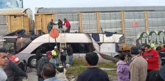 Δέκα νεκροί και 61 τραυματίες σε σύγκρουση τρένου με διώροφο λεωφορείο στο Μεξικό