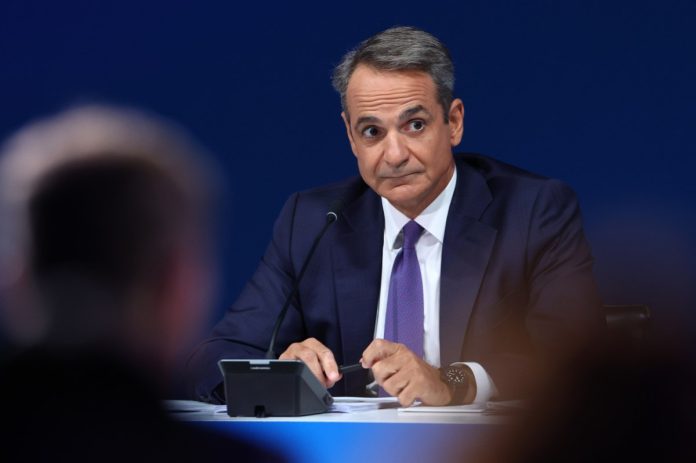 Τι κρύβει η παρουσία Μητσοτάκη σε δύο βιβλία