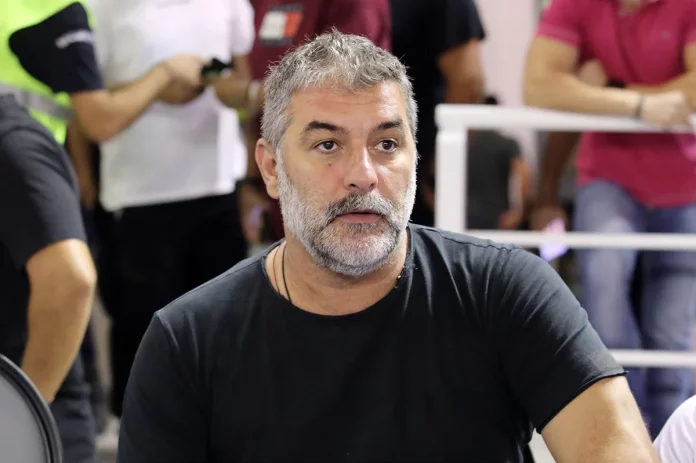 Στην Ευελπίδων οδηγείται σήμερα ο Βασίλης Μπισμπίκης για τα διαλυμένα αυτοκίνητα – Πέρασε τη νύχτα στο Τμήμα