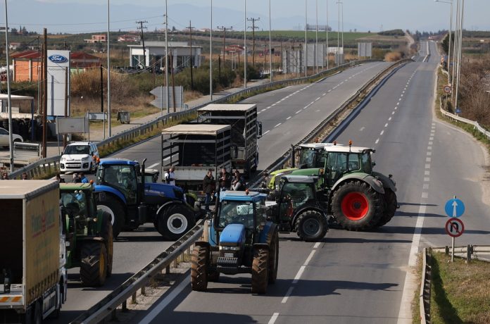 Αγρότες: Νέος συμβολικός αποκλεισμός της ΕΟ Θεσσαλονίκης-Μουδανιών στο Σχολάρι – Γίνεται εκτροπή της κυκλοφορίας