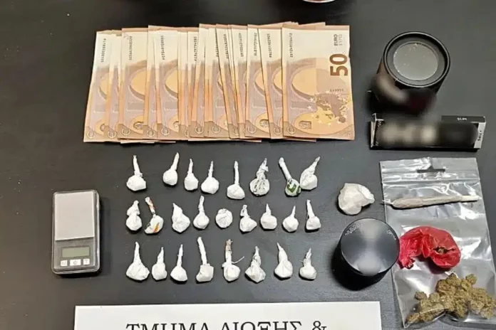 Σύρος: Αστυνομικοί τσάκωσαν επ’ αυτοφώρω τέσσερα άτομα για αγοραπωλησία ναρκωτικών