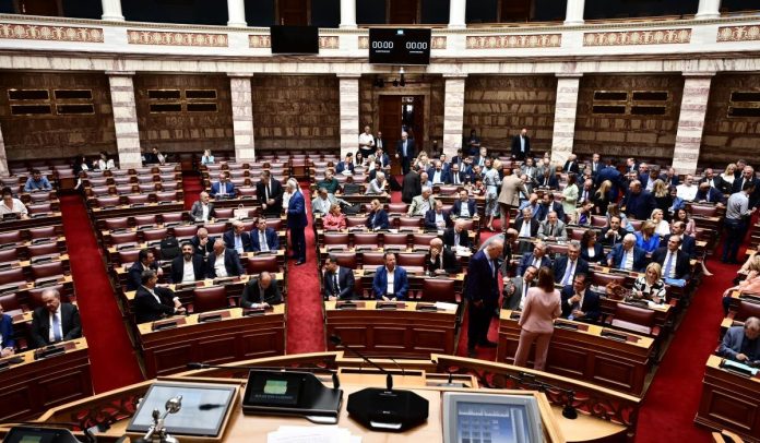 Διαξιφισμοί μεταξύ «γαλάζιων» βουλευτών για τον απεργό πείνας
