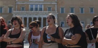 Οι Έλληνες νέοι… κολλημένοι στο πατρικό, ανάμεσα σε οικονομική ασφυξία και υπερβολικά ενοίκια