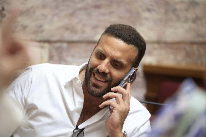 Η «βόλτα» του αριστερού ευρωβουλευτή με το θηριώδες φουσκωτό!