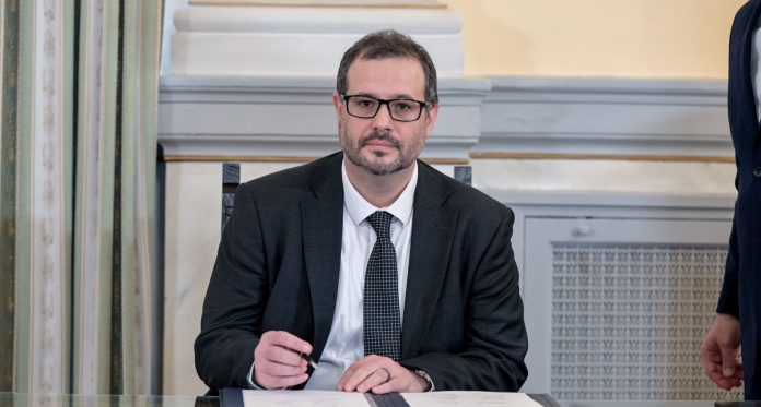 Ο σχεδόν εξαφανισμένος υφυπουργός