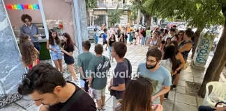 Τεράστιες ουρές για ένα δωρεάν προφιτερόλ στη Θεσσαλονίκη – Δείτε βίντεο