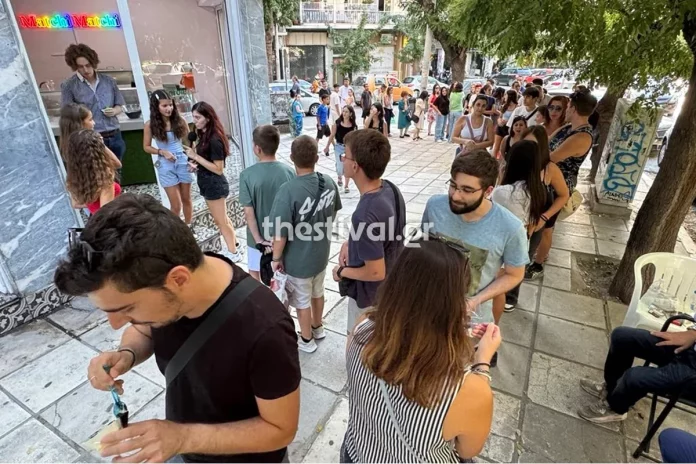 Τεράστιες ουρές για ένα δωρεάν προφιτερόλ στη Θεσσαλονίκη – Δείτε βίντεο