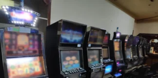 Ντου της ΕΛ.ΑΣ. σε κατάστημα με παράνομα φρουτάκια… από το παράθυρο! Σκαρφάλωσαν πάνω στο κλιματιστικό