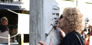 Ξεκίνησε η πορεία για τα 12 χρόνια από την δολοφονία του Παύλου Φύσσα στην Αθήνα – Η μητέρα του φίλησε το μνημείο του (video)