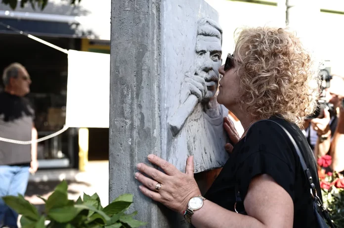 Ξεκίνησε η πορεία για τα 12 χρόνια από την δολοφονία του Παύλου Φύσσα στην Αθήνα – Η μητέρα του φίλησε το μνημείο του (video)