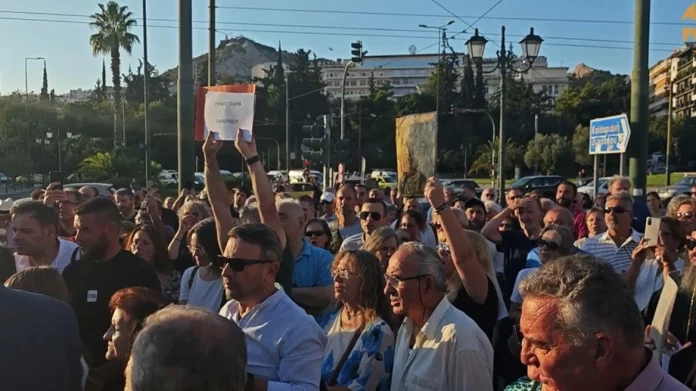 Συγκέντρωση έξω από την Εθνική Πινακοθήκη: «Έξω τα εκτρώματα, βεβηλώνεται το ιερό πρόσωπο της Παναγίας», δείτε βίντεο