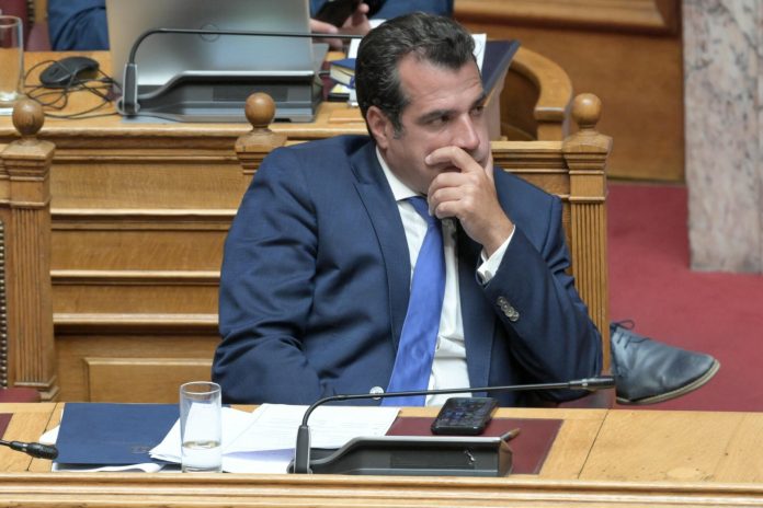 Μπροστά σε άδεια καθίσματα η ομιλία Πλεύρη στην Αλεξανδρούπολη