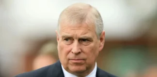 Σε αναμμένα κάρβουνα ο πρίγκιπας Άντριου: 100 νέα emails του Επστάιν μπορούν να τον καταστρέψουν