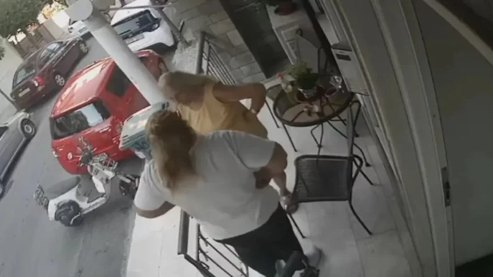 Η στιγμή που γυναίκα Ρομά αρπάζει αλυσίδα από τον λαιμό ηλικιωμένης – Δείτε βίντεο