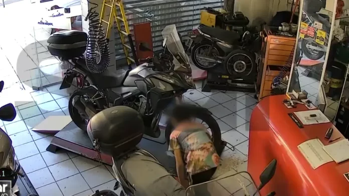 Ρομά έκλεψε συνεργείο στην Αττική ενώ ήταν μέσα ο ιδιοκτήτης